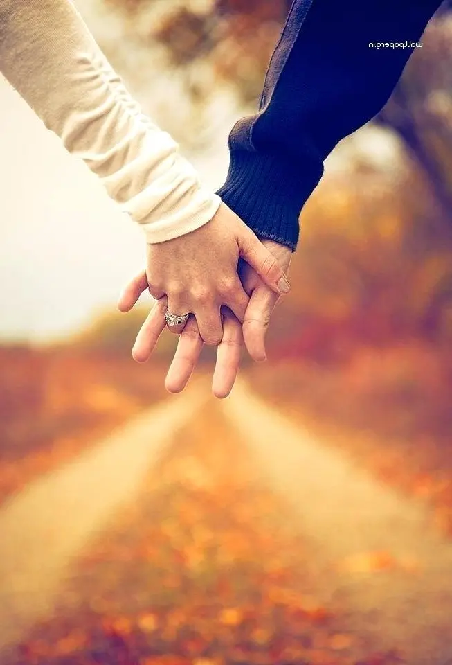 Gambar Bergandengan Tangan Terindah, Romantis, dan Paling Bahagia