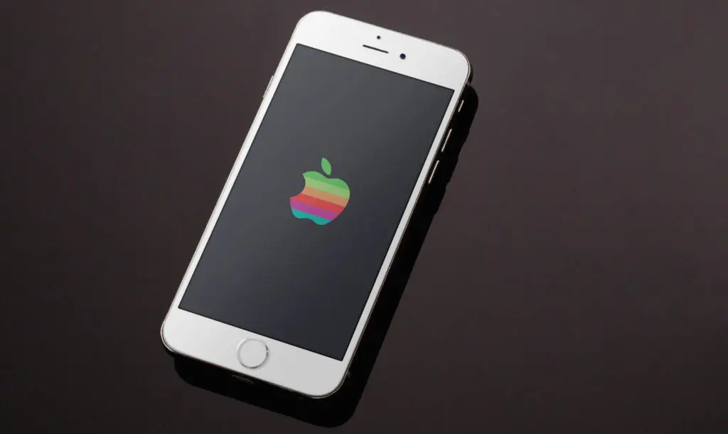 Silakan unduh kumpulan wallpaper logo apel warna-warni klasik Apple | Ditulis oleh Phu Kim
