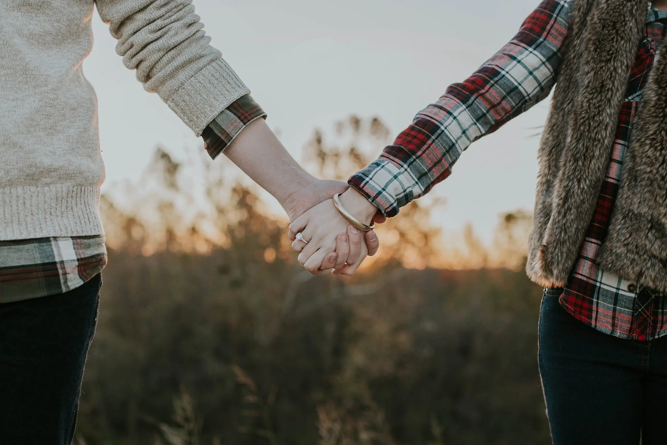 40 foto penuh cinta dan romantis teratas berpegangan tangan dengan kekasih Anda untuk pasangan